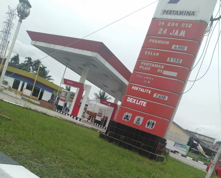 Nakal...! SPBU ini Tidak Ikuti Aturan Pertamina, Jerigen Tetap di Isi Bahan Bakar