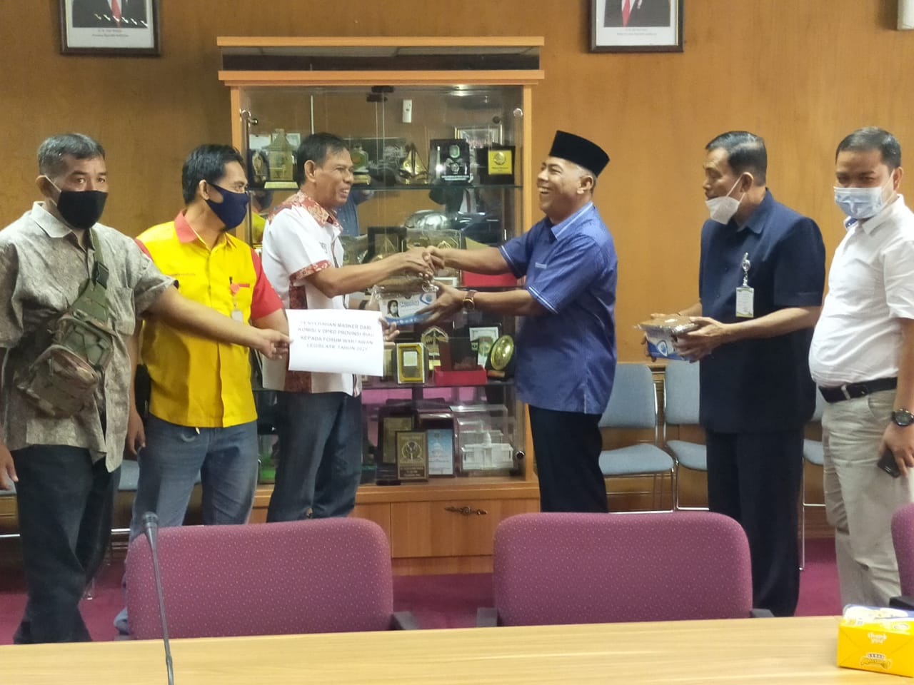 Program Sosial WPR dapat Bantuan Berupa Masker Dari Komisi V DPRD Riau