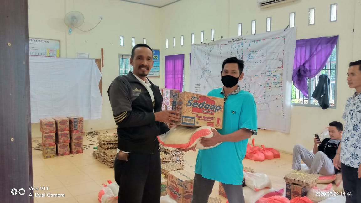 Pemdes Alahair Timur Menyalurkan Bantuan Sosial Sebanyak 211 KK.