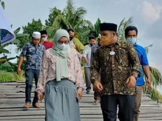 Haswinda Tunaikan Janji, Dishub Kampar Serahkan Sampan Tambang