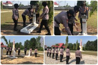 SAMBUT HUT POLWAN KE - 72, SELURUH POLWAN POLRES PELALAWAN ZIARAH TABUR BUNGA DI  MAKAM PAHLAWAN 