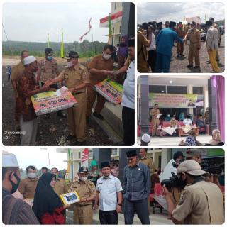 BUPATI PELALAWAN SERAHKAN BANTUAN LANGSUNG TUNAI (BLT) SECARA SIMBOLIS DI KELURAHAN LANGGAM